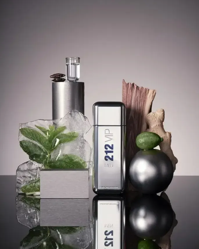 Perfume Carolina Herrera 212 VIP Men Eau de Toilette 200ml masculino — foto 2